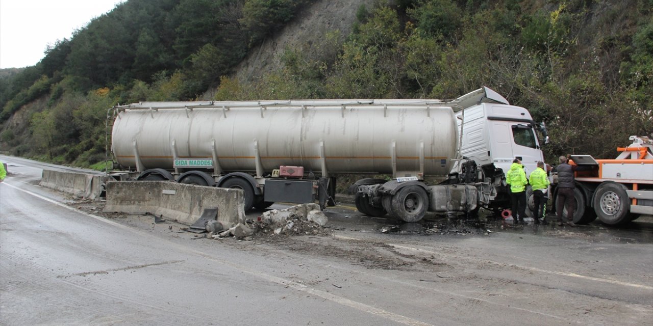 Sakarya'da makaslayıp beton bariyerleri kıran tanker ulaşımı aksattı