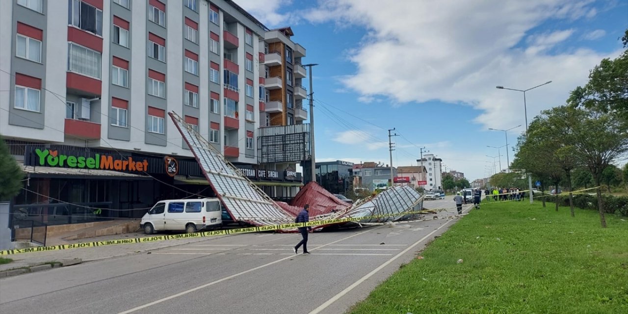 Samsun'da etkili olan şiddetli rüzgarda binanın çatısı uçtu