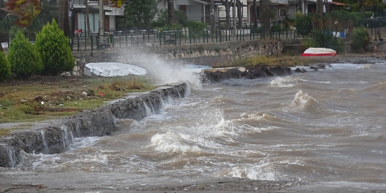 Ayvalık'ta kuvvetli fırtına ve yağış hayatı olumsuz etkiledi