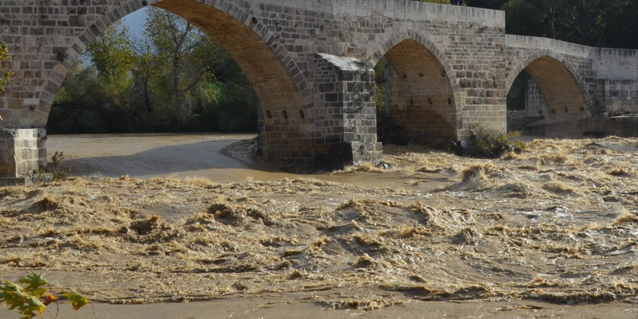 GÜNCELLEME - Antalya'da fırtına ve yağış hayatı olumsuz etkiledi