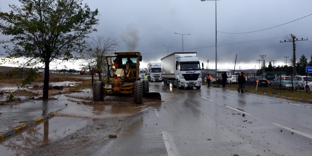 Sağanak nedeniyle kapanan Kırıkkale-Samsun kara yolu ulaşıma açıldı