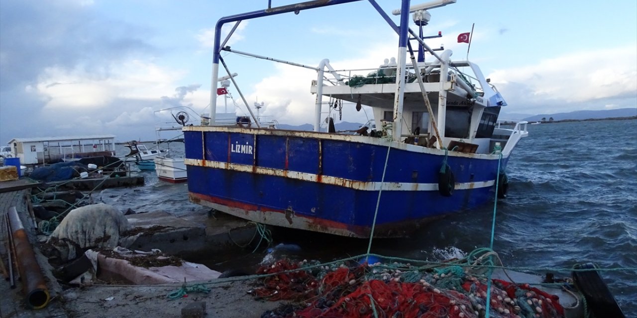 Balıkesir'de kuvvetli fırtına ve yağış hayatı olumsuz etkiledi