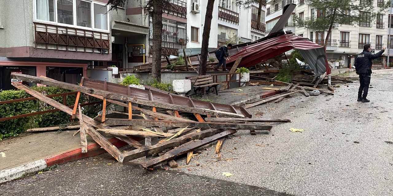 Karabük ve Düzce'de kuvvetli rüzgar ile kar yağışı