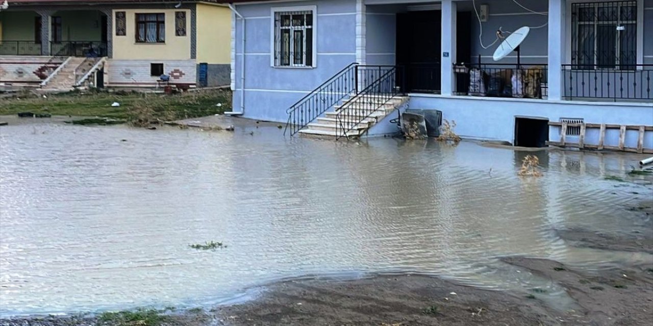 Konya'da şiddetli rüzgar ve yağış hayatı olumsuz etkiledi