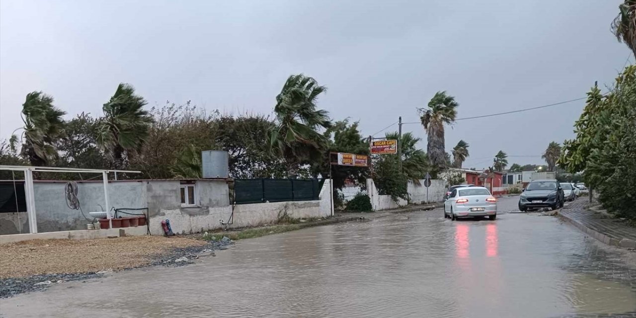 Hatay'da sağanak ve fırtına yaşamı olumsuz etkiledi