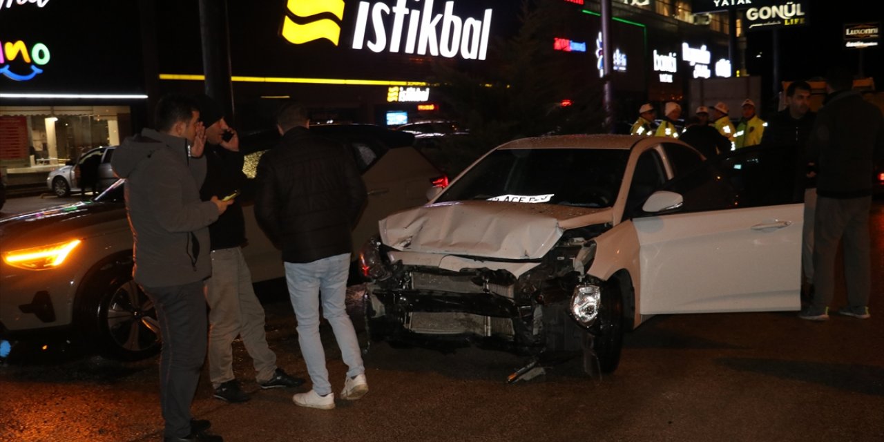 Amasya'da otomobille hafif ticari aracın çarpışması sonucu 7 kişi yaralandı