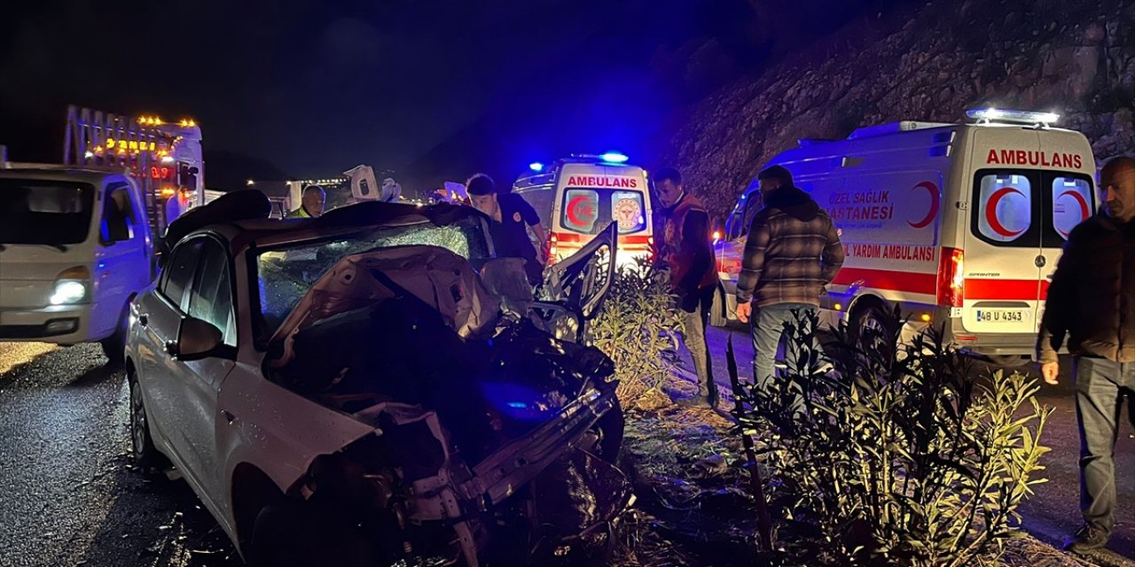 Muğla'da otomobille hafif ticari aracın çarpışması sonucu 1 kişi hayatını kaybetti