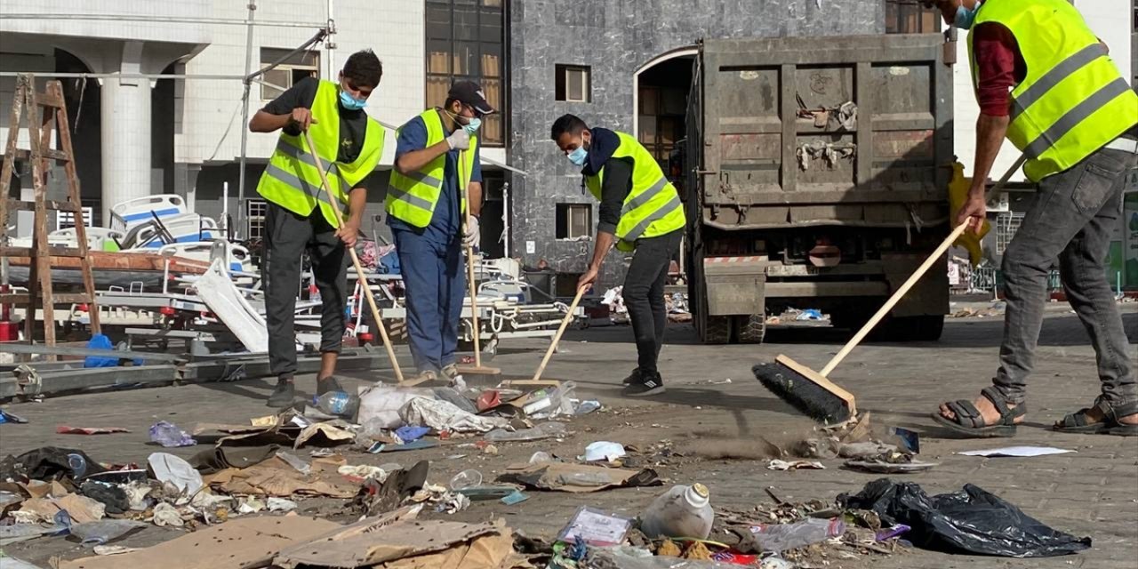 Filistinli gençler Gazze'deki Şifa Hastanesi'ni temizlemek için gönüllü oldu