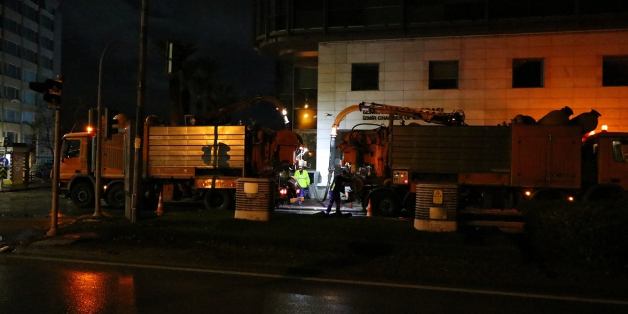 İzmir'de denizin taşması sonucu su basan iş yerlerinde tahliye çalışmaları sürüyor