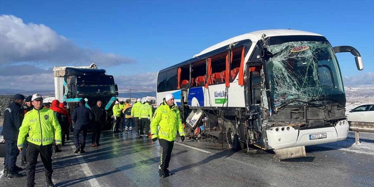 Sivas'ta yolcu otobüsü ile tırın çarpıştığı kazada 1 kişi öldü, 2 kişi yaralandı