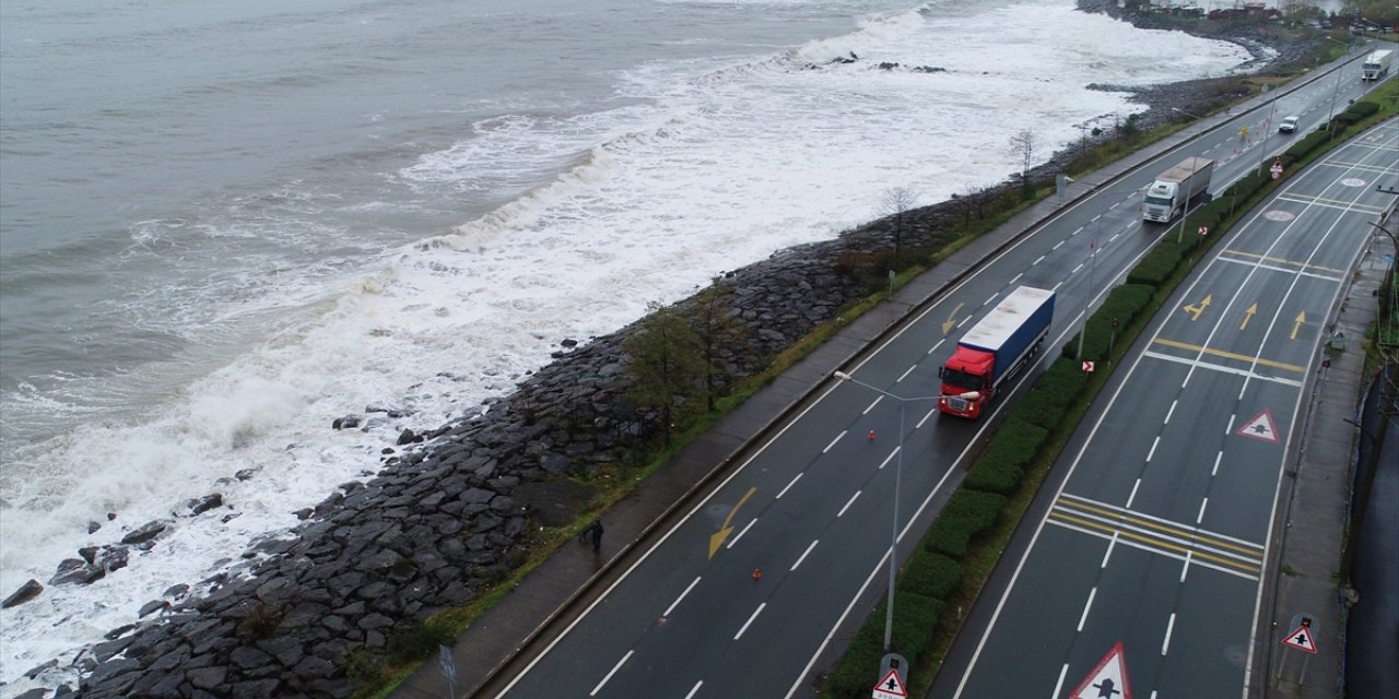 Trabzon'da dev dalgalar Karadeniz Sahil Yolu'nda ulaşımı olumsuz etkiliyor