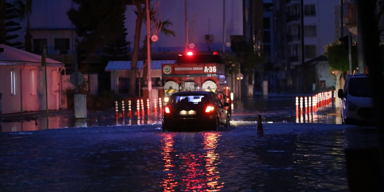 GÜNCELLEME - Hatay'ın İskenderun ilçesinde sağanak ve kuvvetli rüzgar hayatı olumsuz etkiledi