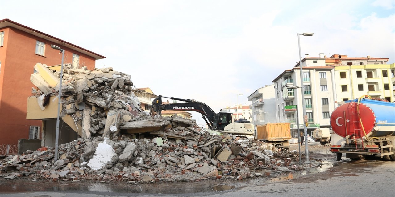 Malatya'da ağır hasarlı binaların yıkımı sürüyor