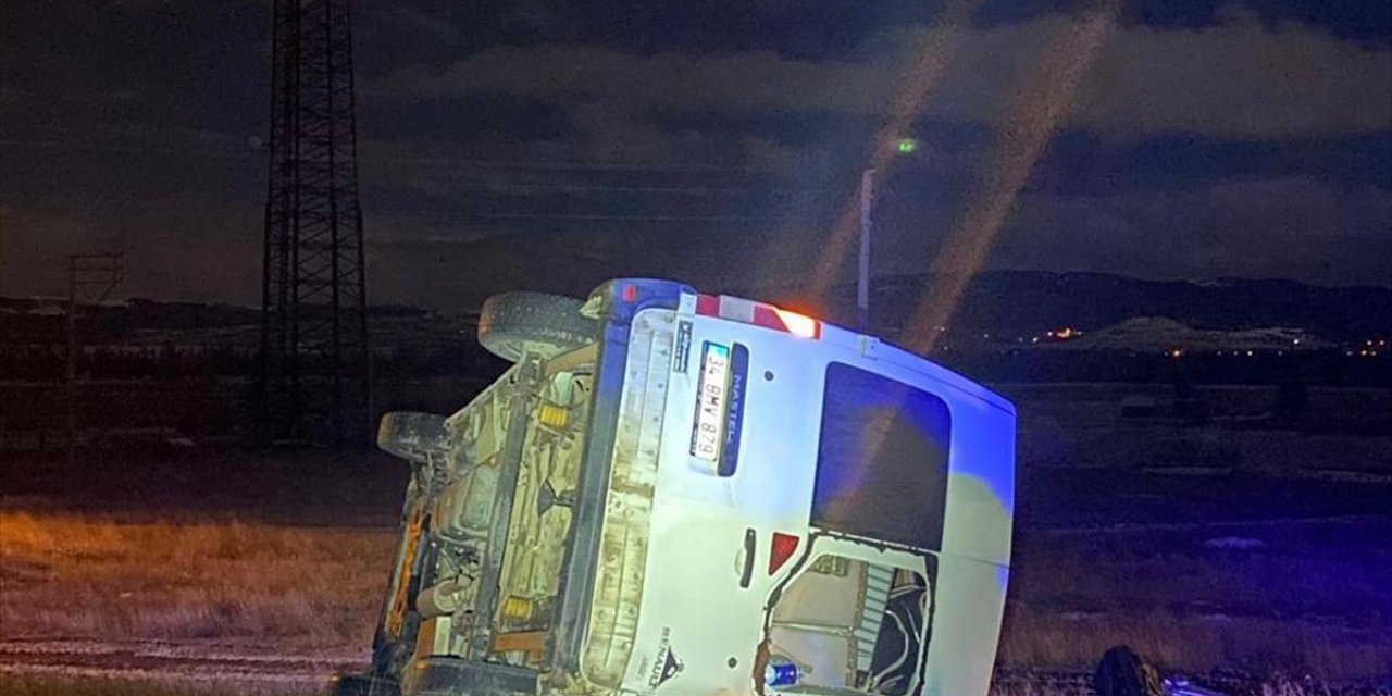 Afyonkarahisar'da minibüsün devrildiği kazada 7 kişi yaralandı