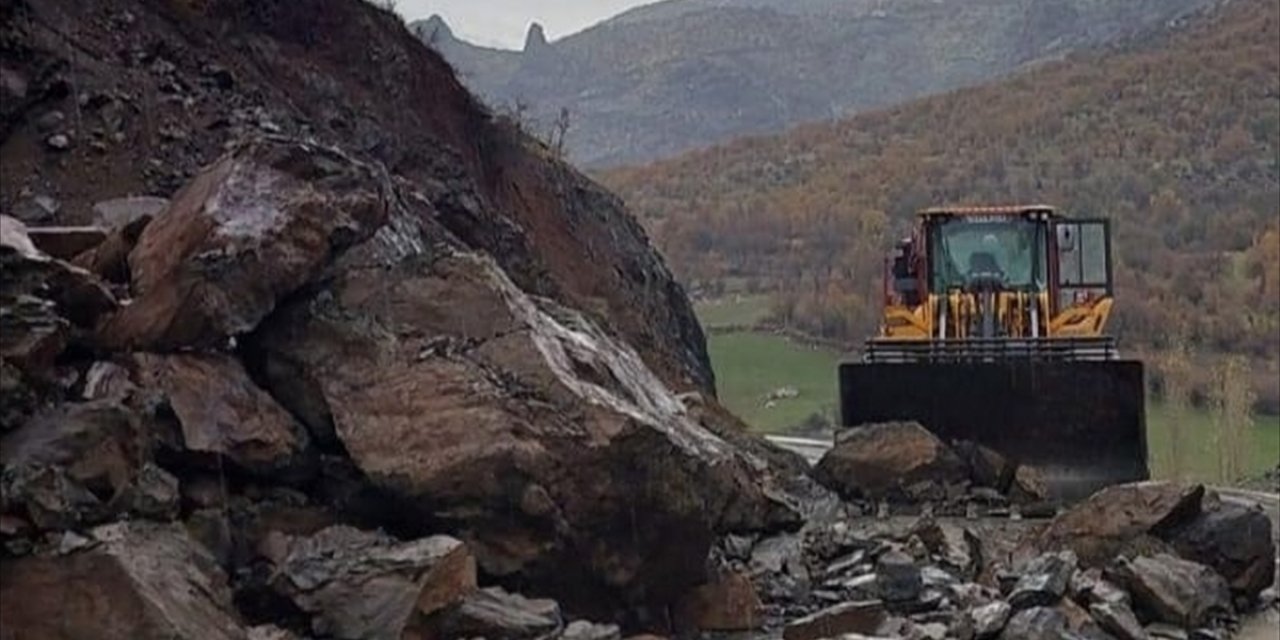 Hakkari'de yola düşen kaya parçaları ekiplerin çalışmasıyla temizlendi