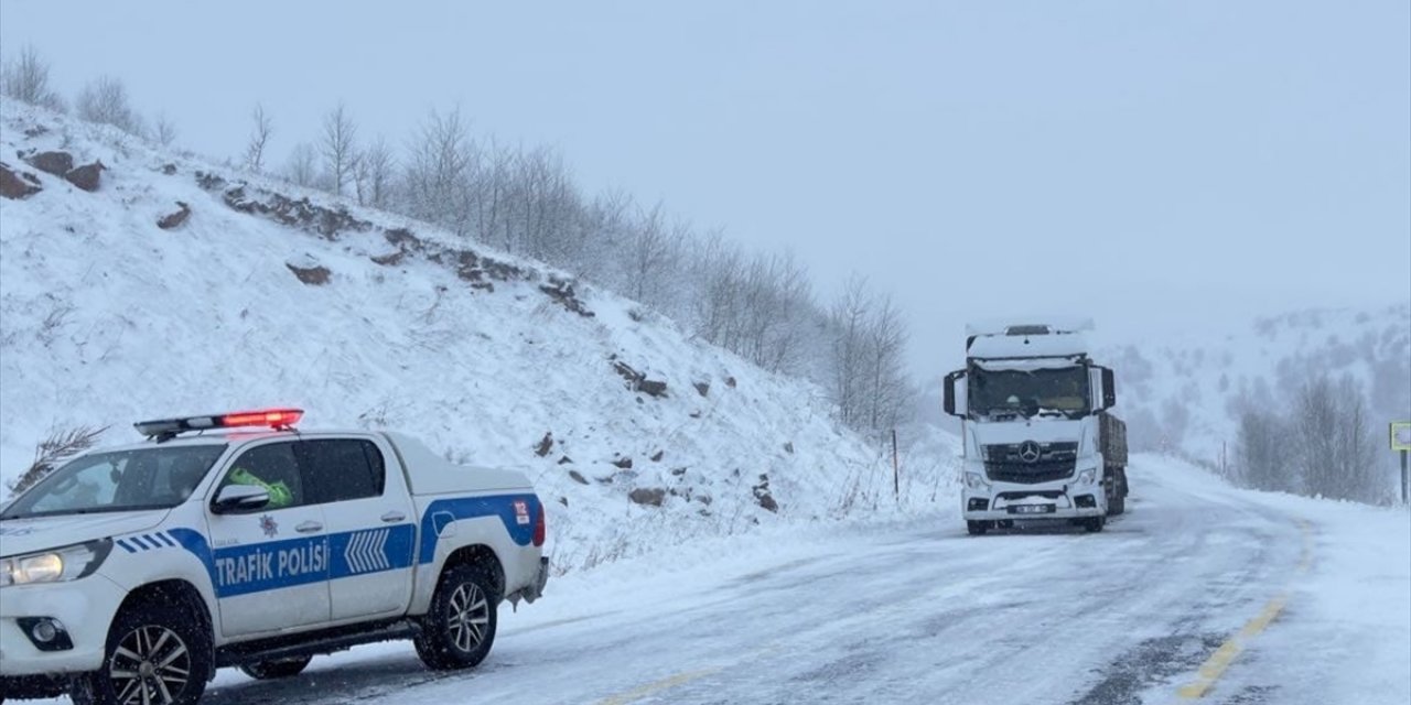 Ardahan-Artvin kara yolu ağır tonajlı araç geçişine kapatıldı