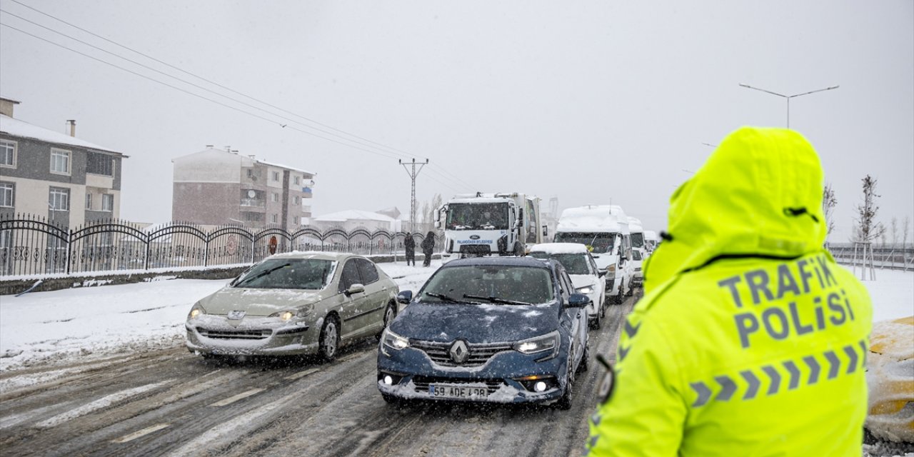 Erzurum-Bingöl kara yolu ağır tonajlı araçların geçişine kapatıldı