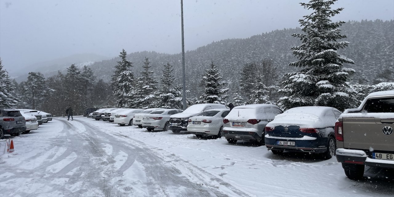 Abant Gölü Milli Parkı'nda kar kalınlığı 10 santimetreye ulaştı