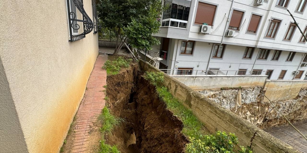 GÜNCELLEME - İstanbul'da toprak kayması nedeniyle 5 katlı bina tahliye edildi