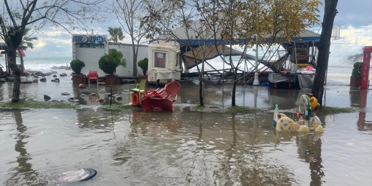 GÜNCELLEME - Giresun'da fırtına sonucu yükselen dalgalar zarara yol açtı