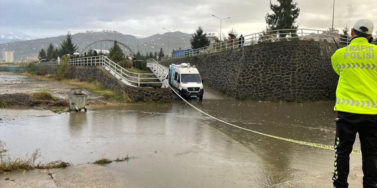 Trabzon'da dalgaların fırtınayla yükselmesi sonucu 5 askeri personel yaralandı