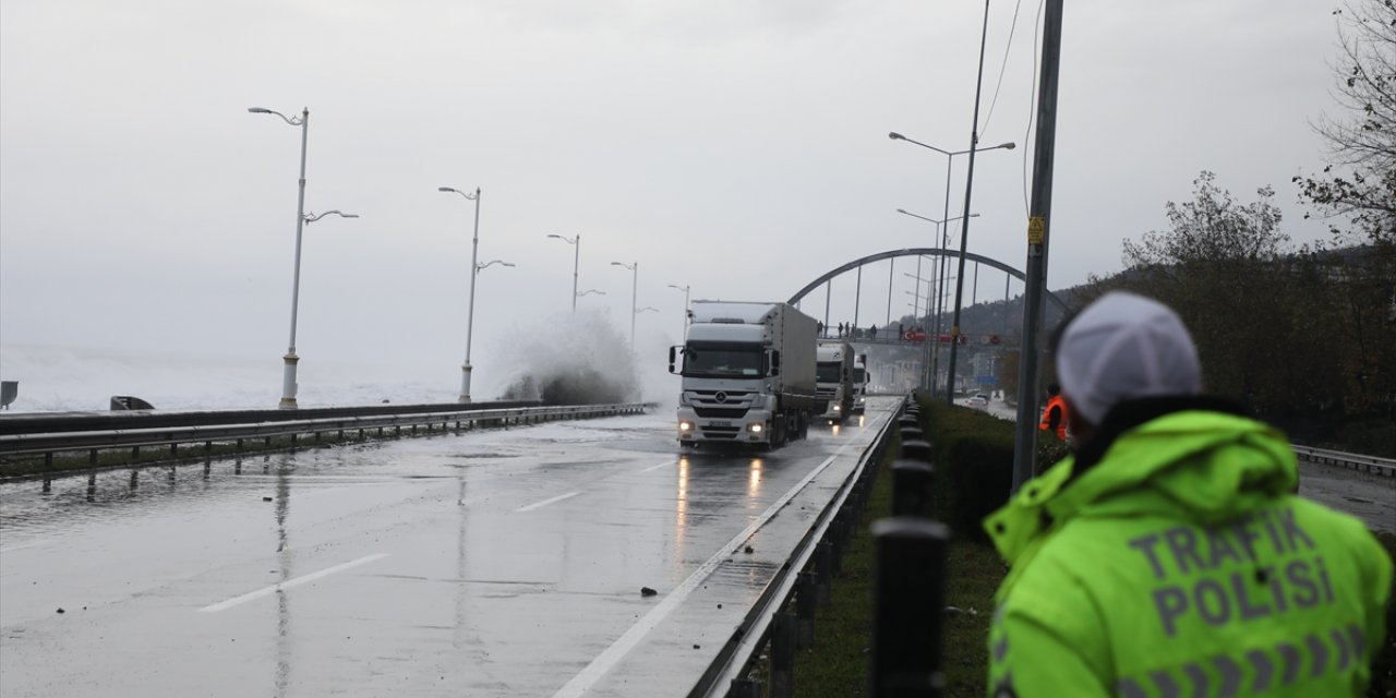 Karadeniz Sahil Yolu Çayeli-Trabzon istikameti ulaşıma kapatıldı