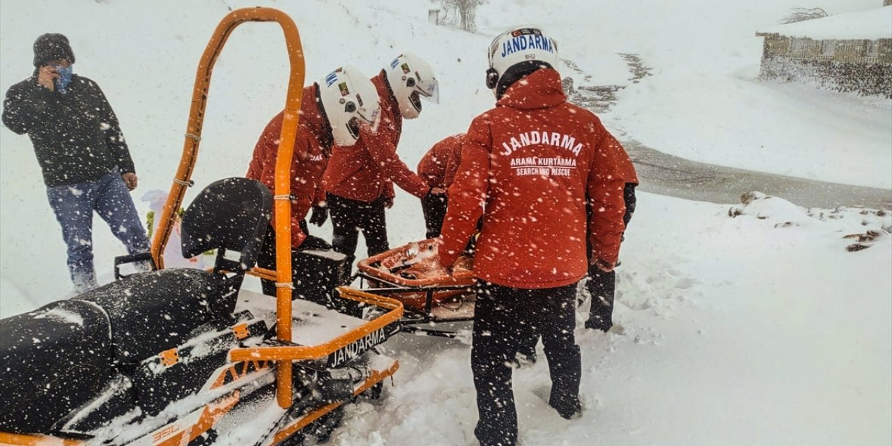 Erzurum'da JAK timleri hasta çocuğu kar motoruyla hastaneye ulaştırdı