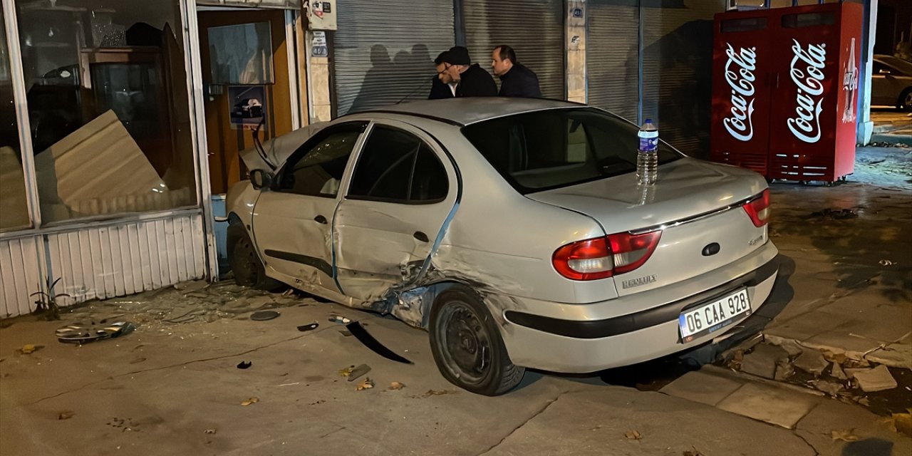 Karabük'te ciple çarpışan otomobildeki 3 kişi yaralandı