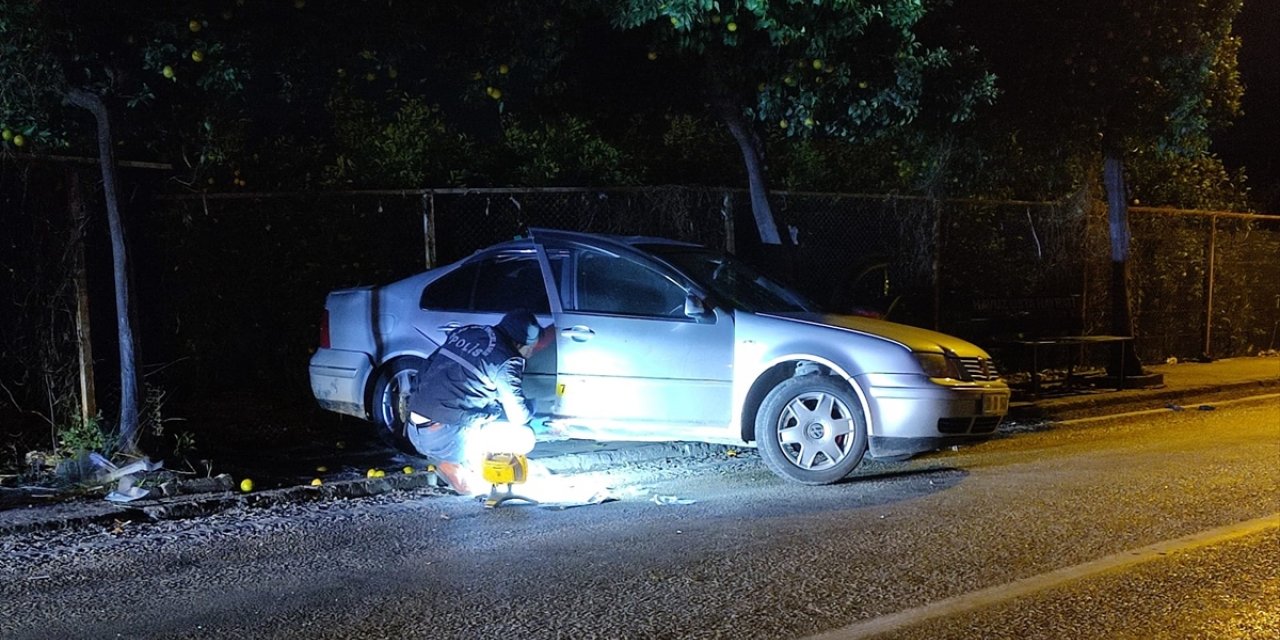 Adana'da kamyonla çarpışan otomobildeki 2 kişi öldü, 2 kişi yaralandı