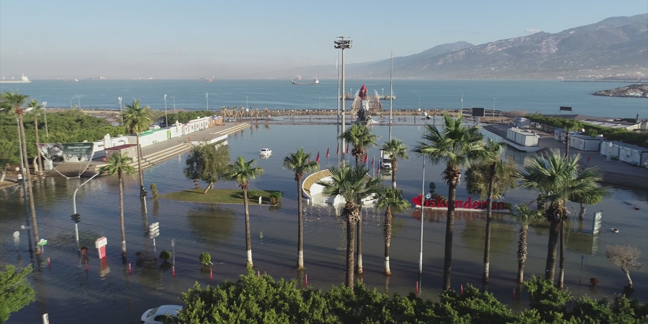 İskenderun'da denizin taşması sonucu su basan ev ve iş yerlerinde temizlik sürüyor