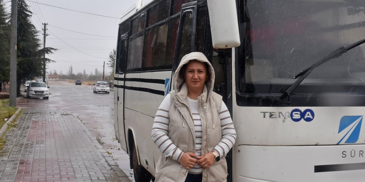 Afyonkarahisar'ın "Şoför Nebahat"i, erkeklere otobüs kullanmayı öğretiyor