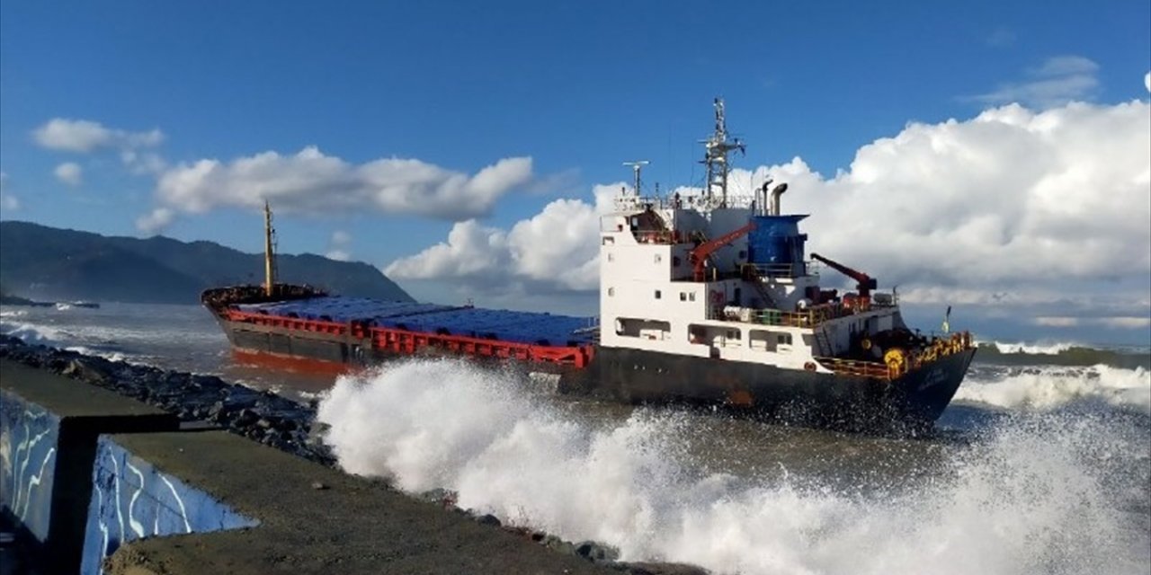 Artvin'de karaya oturan yük gemisi sahilde bekletiliyor