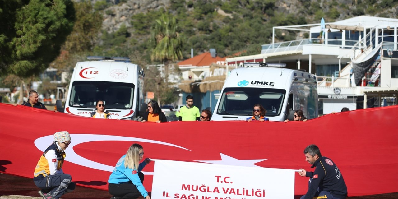 Fethiye'de sağlıkçılar yamaç paraşütü atlayışında Türk bayrağı açtı