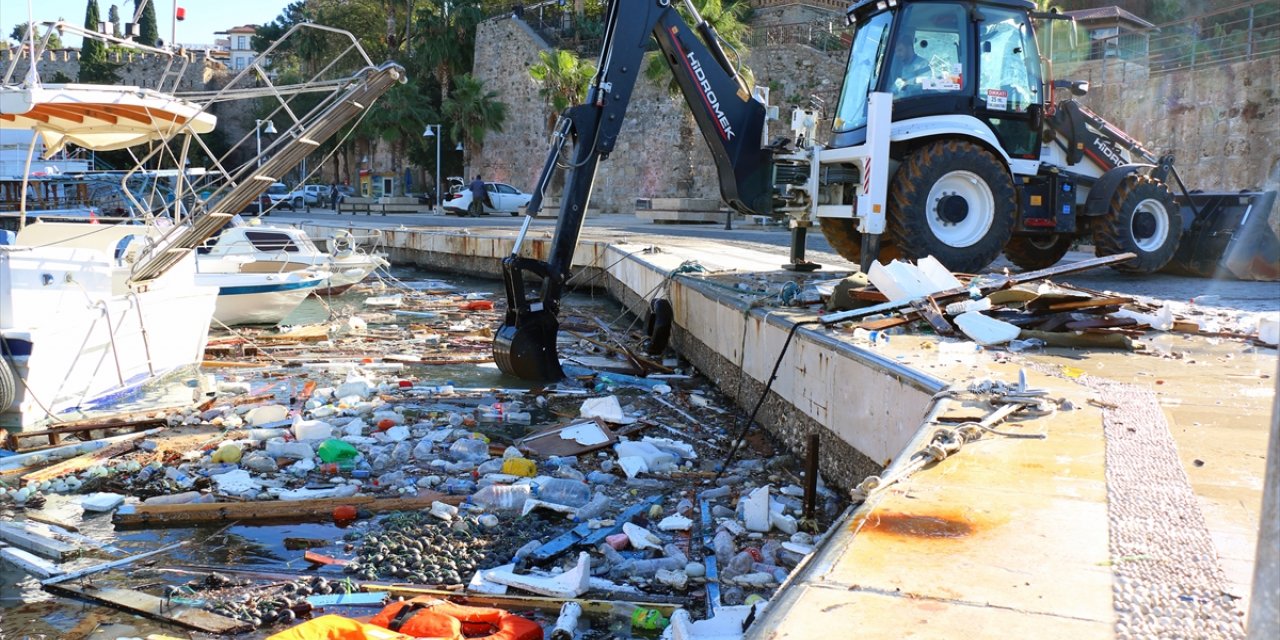 Antalya'da yağış ve fırtınanın etkilediği alanlarda temizlik çalışması yürütüldü