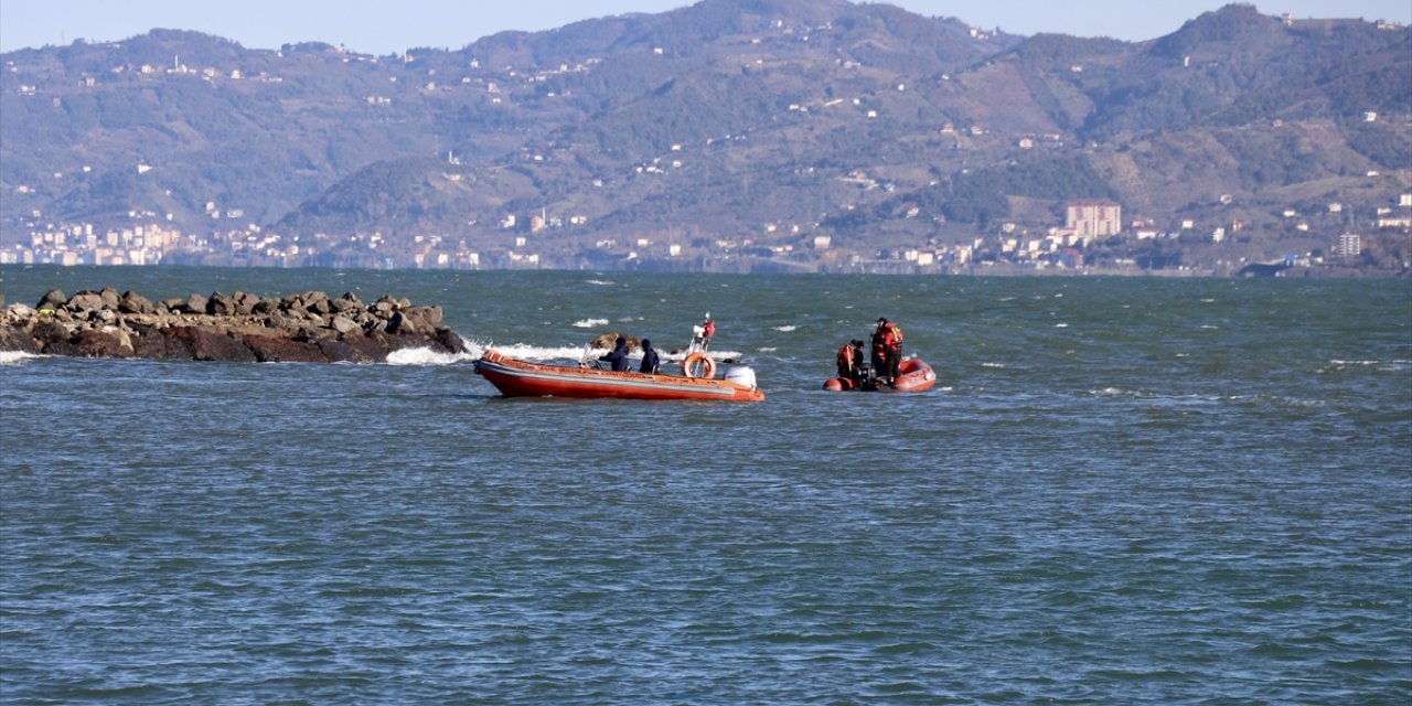 Trabzon'daki fırtınada dalgalara kapılan 2 kişiyi arama çalışmalarına ara verildi