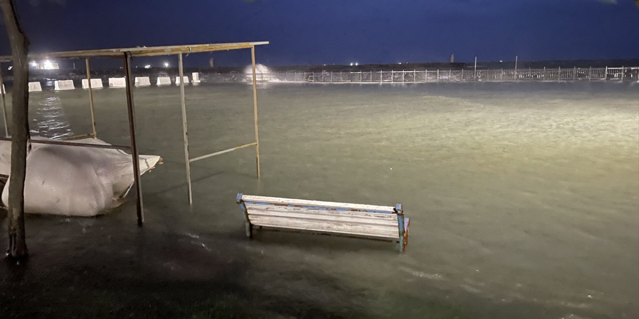 Tekirdağ'da kuvvetli lodosla oluşan dalgalar sonucu sahil şeridini su bastı