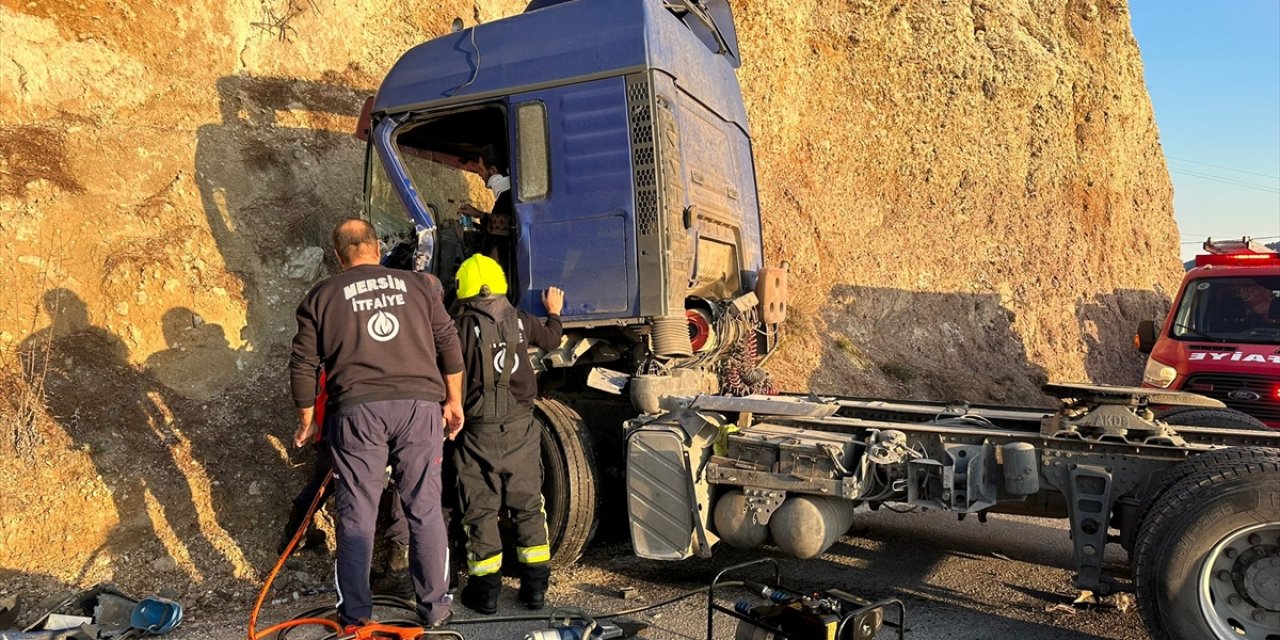 Mersin'de kaza yapan tırda sıkışan sürücü itfaiye ekiplerince kurtarıldı