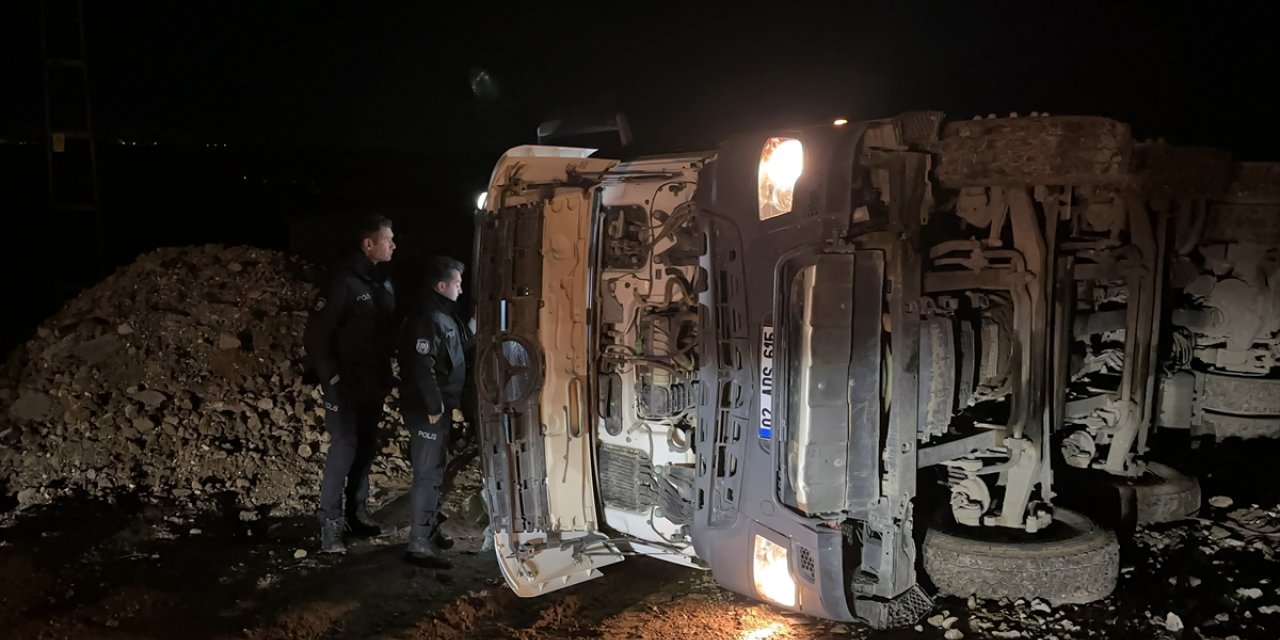 Adıyaman'da devrilen kamyonun sürücüsü öldü