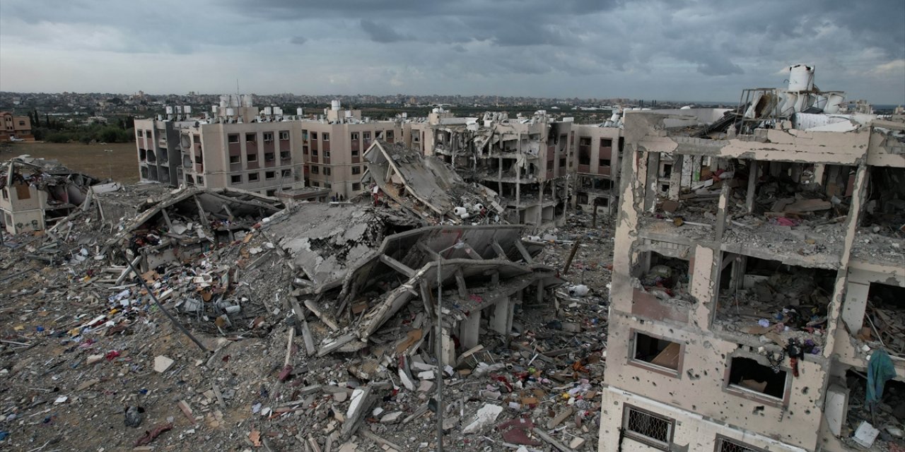 İsrail'in Gazze'ye saldırılarında yerle bir olan toplu konut sitesindeki yıkım havadan görüntülendi
