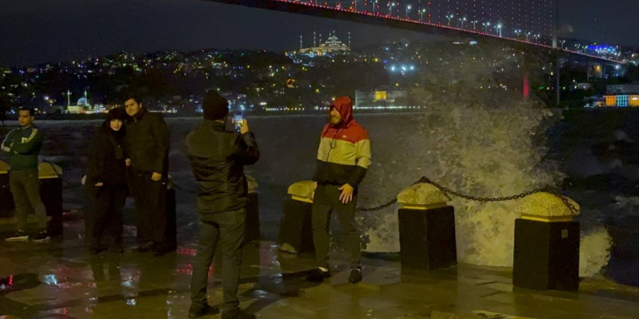 İstanbul'da fırtına hayatı olumsuz etkiliyor