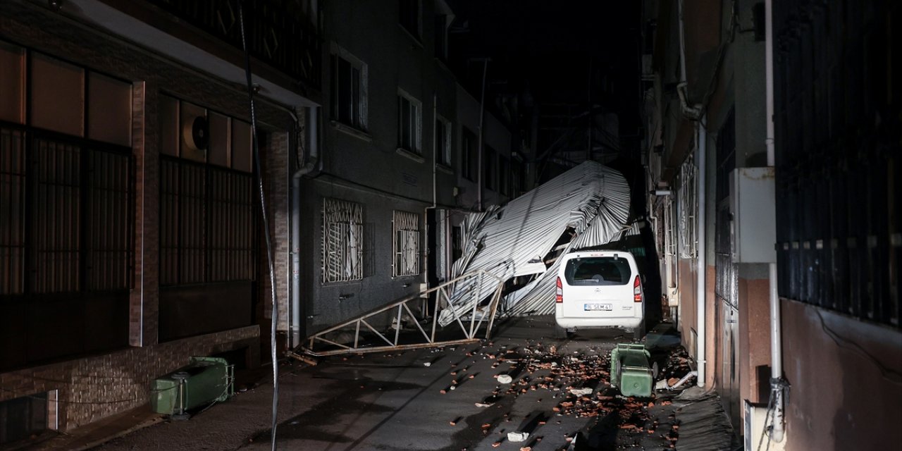 Bursa'da rüzgar nedeniyle binanın çatısının uçması güvenlik kamerasına yansıdı