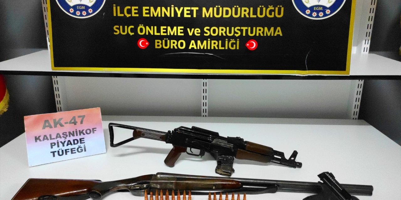 Adana'da evinde ruhsatsız tüfek ve tabanca bulunan zanlı tutuklandı