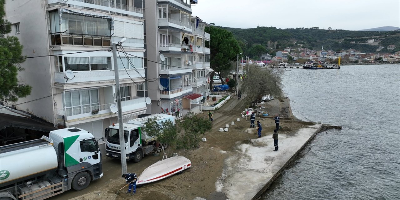 Bursa'nın sahil bandında hafta sonu etkili olan fırtınanın izleri siliniyor
