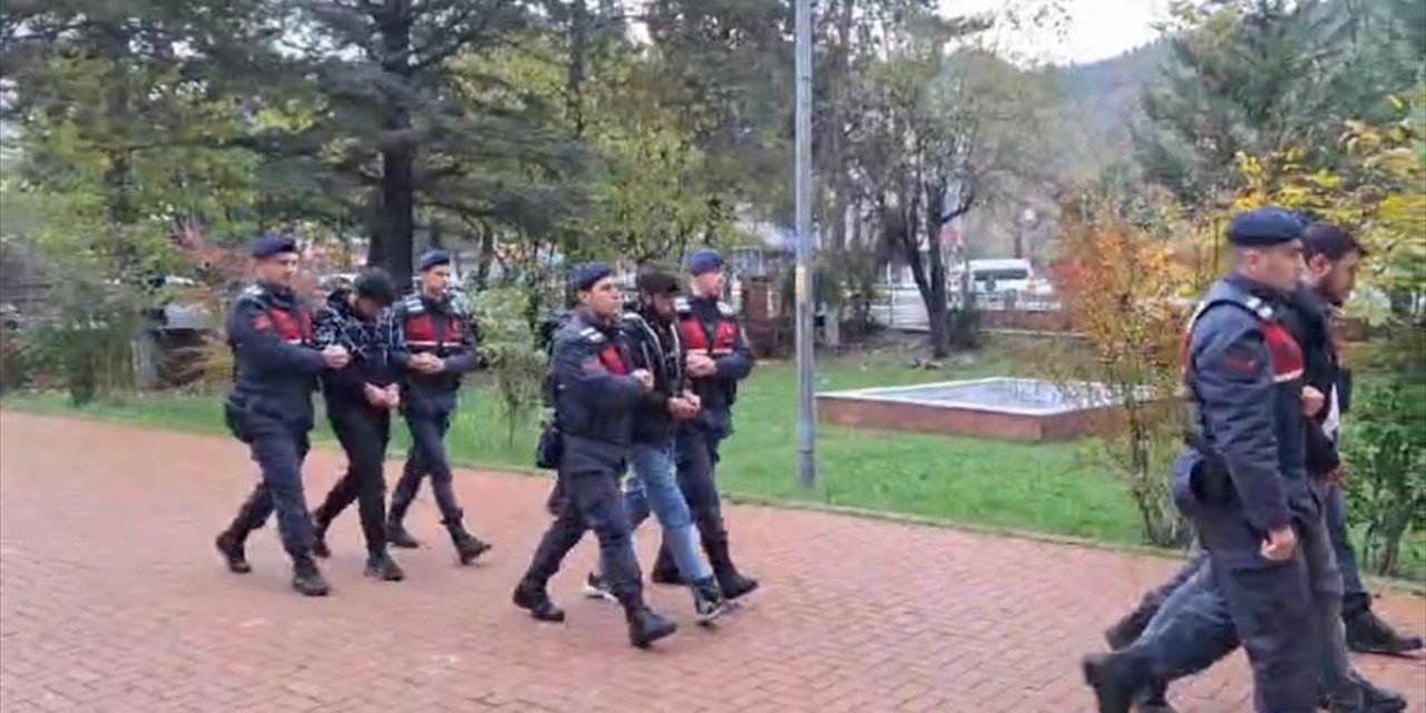 Bartın'da kendilerini polis olarak tanıtarak dolandırıcılık yapan 2 zanlı tutuklandı