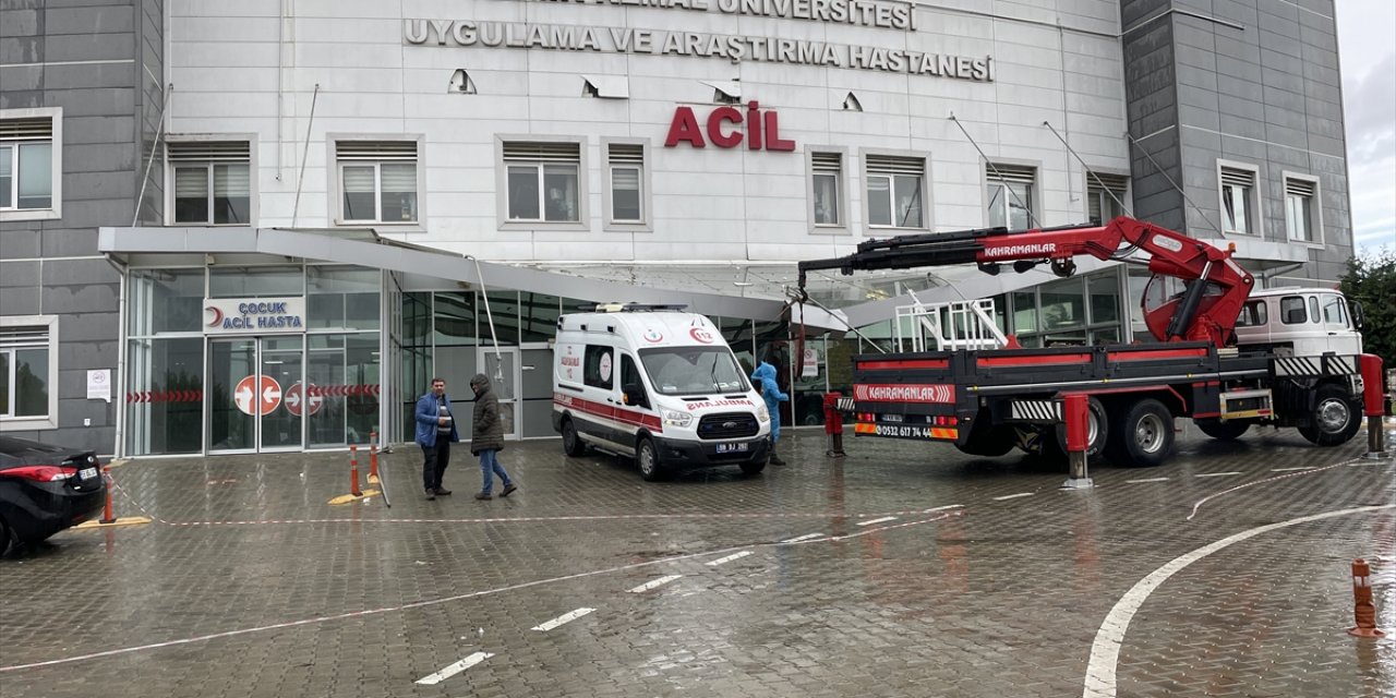 Tekirdağ'da acil servisin sundurması rüzgarın etkisiyle ambulansın üzerine düştü