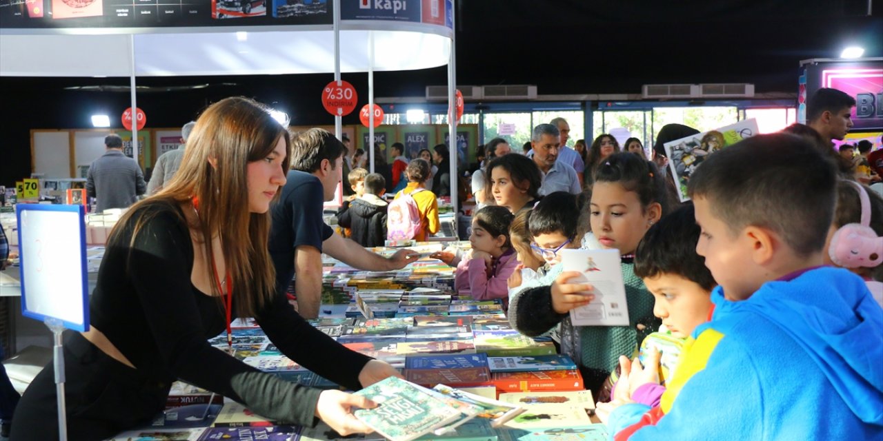 13. Antalya Kitap Fuarı ziyaretçilerini ağırlıyor