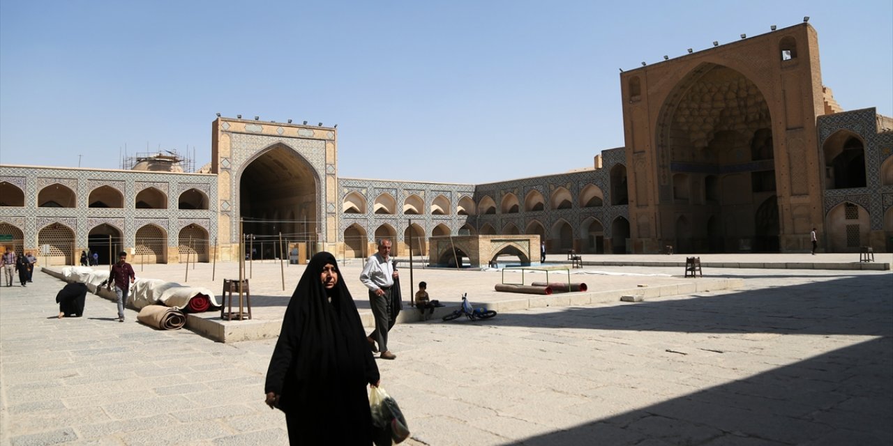 İsfahan'da Selçuklu Devleti döneminde inşa edilen cami farklı mimarisiyle tarihe tanıklık ediyor