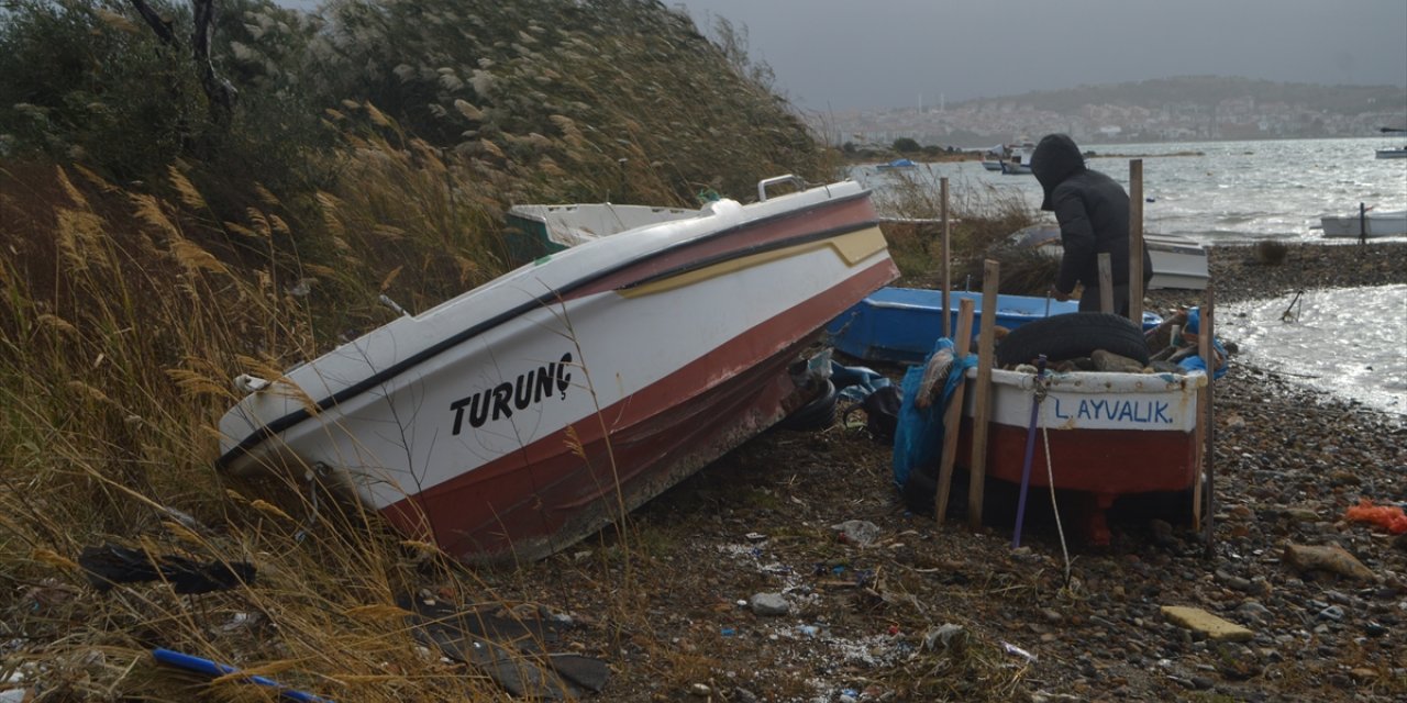 Ayvalık'ta fırtınayla gelen sağanak denizi taşırdı, balıkçı tekneleri battı