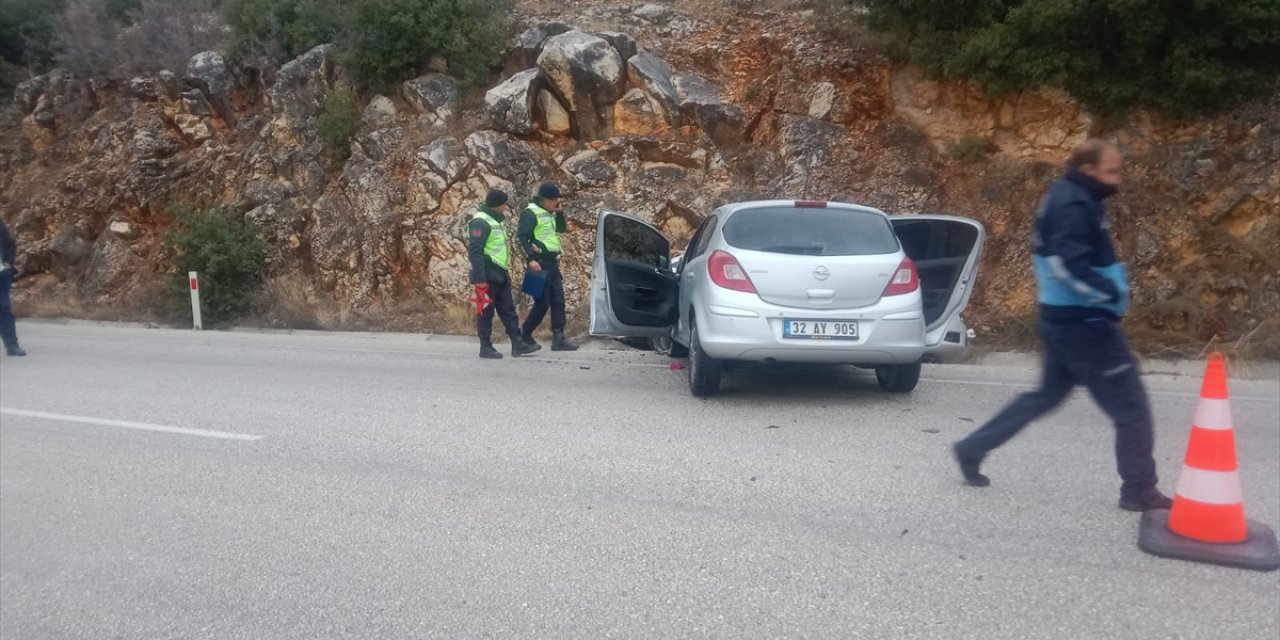 Isparta'da iki otomobilin çarpıştığı kazada 1 kişi öldü, 4 kişi yaralandı