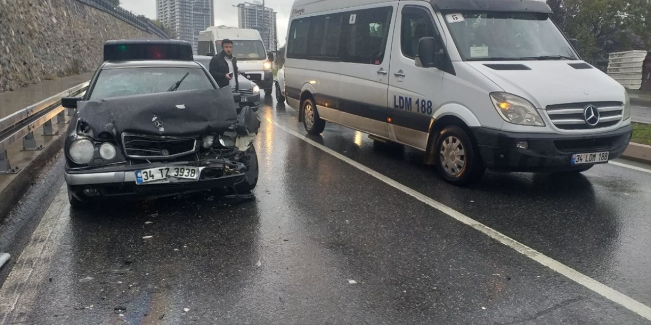 İstanbul'da zincirleme trafik kazasında 3 kişi yaralandı